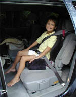 Παιδί που κάθεται σε ειδικό για την ηλικία του, ανυψωτικό κάθισμα ασφάλειας (booster seat), CDC.