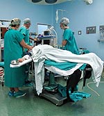 Στη μεταμόσχευση νεφρού, αρχικά αφαιρείται ο νεφρός από το δότη και τοποθετείται στον ασθενή στην περιοχή της κάτω κοιλιάς.