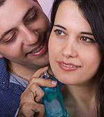 Οι φυσικές μυρωδιές που εκπέμπουν οι γυναίκες κατά τη φάση της ωορρηξίας προσελκύουν περισσότερο τους άνδρες.