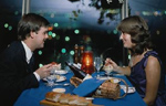 Άνδρας και γυναίκα που τρώνε μαζί
