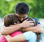 Μια σταθερή οικογένεια μετά από το διαζύγιο είναι σαφώς πολύ βοηθητική για τα παιδιά και ιδιαίτερα όταν βρίσκονται στην εφηβική ηλικία. 