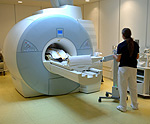 H αξονική ή η μαγνητική τομογραφία απεικονίζουν εγκεφαλικό όγκο και γλοίωμα στον εγκέφαλο.