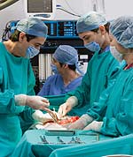 Εάν το ανεύρυσμα έχει διάμετρο μεγαλύτερη  των 5 εκατοστών οι γιατροί συνήθως συστήνουν χειρουργική θεραπεία.  