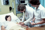 Ασθενής στο κρεβάτι από την οποία λαμβάνεται αίμα για εξετάσεις.