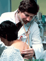 Γιατρός εξετάζει ασθενή με στηθοσκόπιο