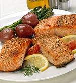 Τα λιπαρά ψάρια όπως ο σολομός είναι πλούσια σε ωμέγα 3 λιπαρά οξέα, ωφέλιμα για την υγεία. 