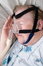 Στην άπνοια του ύπνου, χρησιμοποιείται ειδική μάσκα αναπνοής όταν ο ασθενής κοιμάται.