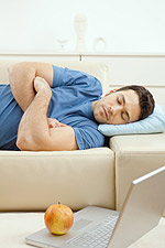 Ο ύπνος κατά την ημέρα μειώνει την πίεση και ωφελεί την καρδία. 