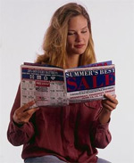 Γυναίκα που διαβάζει περιοδικό
