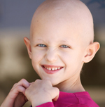 Παιδί με καρκίνο ή λευχαιμία και χωρίς μαλλιά εξαιτίας της χημειοθεραπείας.